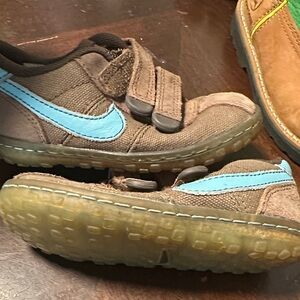 Nike Kids Sneakers in Brown and Blue vintage shoes. Toddler 7.5